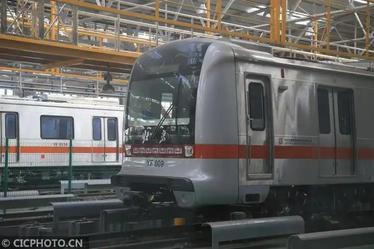 2月17日,在北京市房山区,燕房线地铁列车在调试运行中.