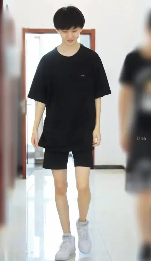 马嘉祺:名品大长腿,马腿原来这么好看的吗_腾讯新闻