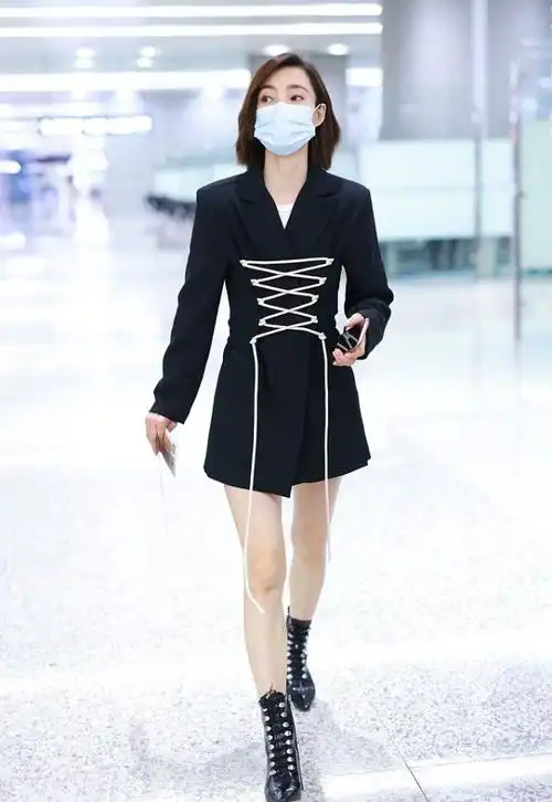 王丽坤的腰好细啊西装上穿了根鞋带看着腰细腿还长