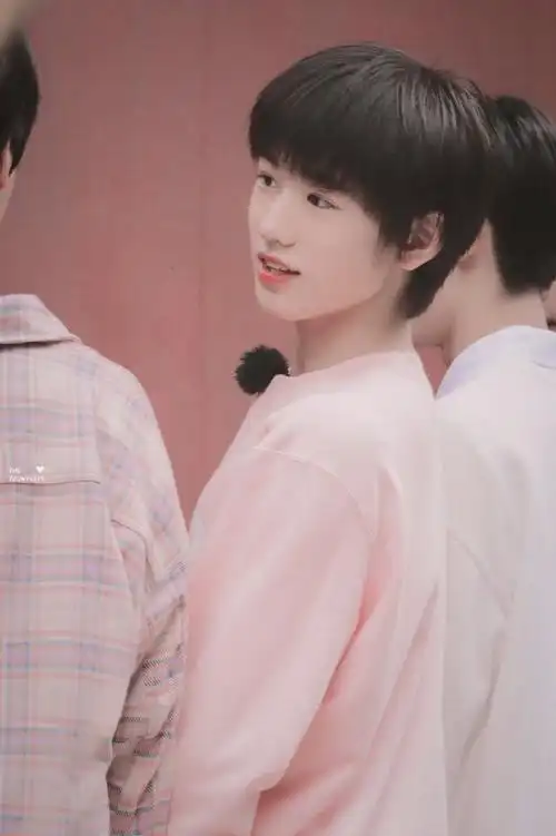 宋亚轩马卡龙色西装#宋亚轩马卡龙粉色系穿搭合集96粉色和可爱小宋