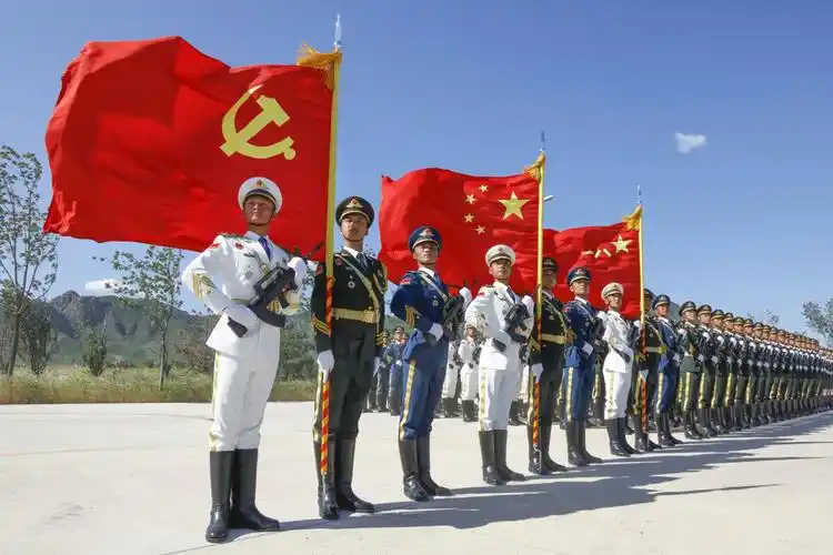 忠诚一一中国人民解放军三军仪仗方队向祖国汇报请祖国和人民检阅