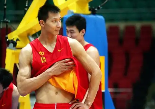 易建联带伤训练展示肌肉