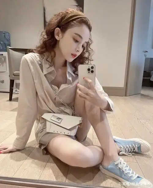 古力娜扎真漂亮!牛仔短裤尽显青春活力,窈窕身段令人心动