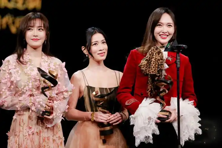 年度女神同框古力娜扎身材就是好唐嫣c位笑起来还是那么甜