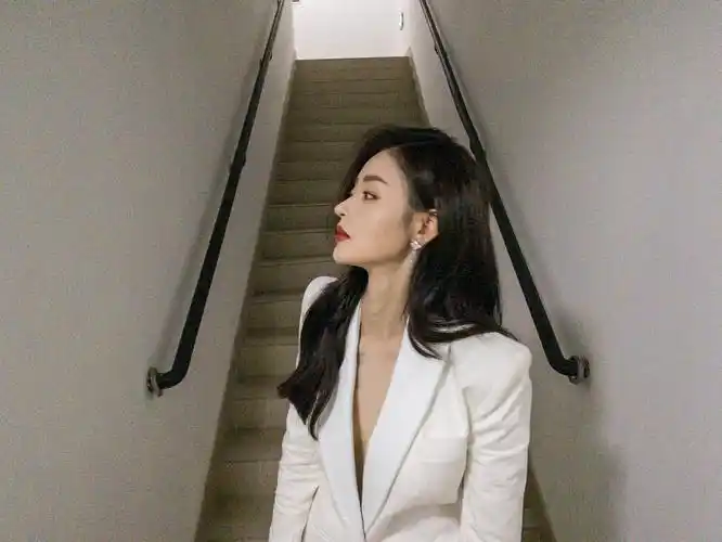 张天爱真空西装照酷飒出镜果敢恣意美御十足