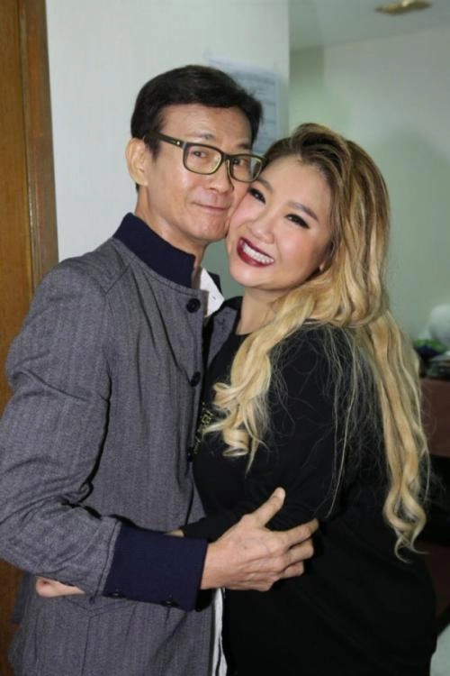 郑欣宜宣布结婚,和男友甜蜜不已,网友:女生管好自己的财产