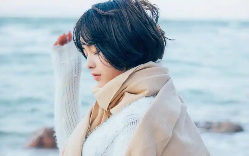 短发清纯美女户外唯美写真