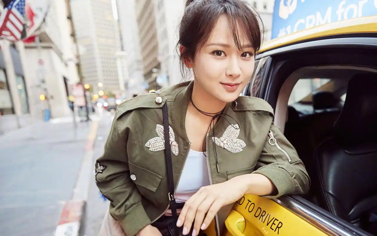 首页 桌面壁纸 大陆明星 美女明星杨紫高清时尚街拍写真图