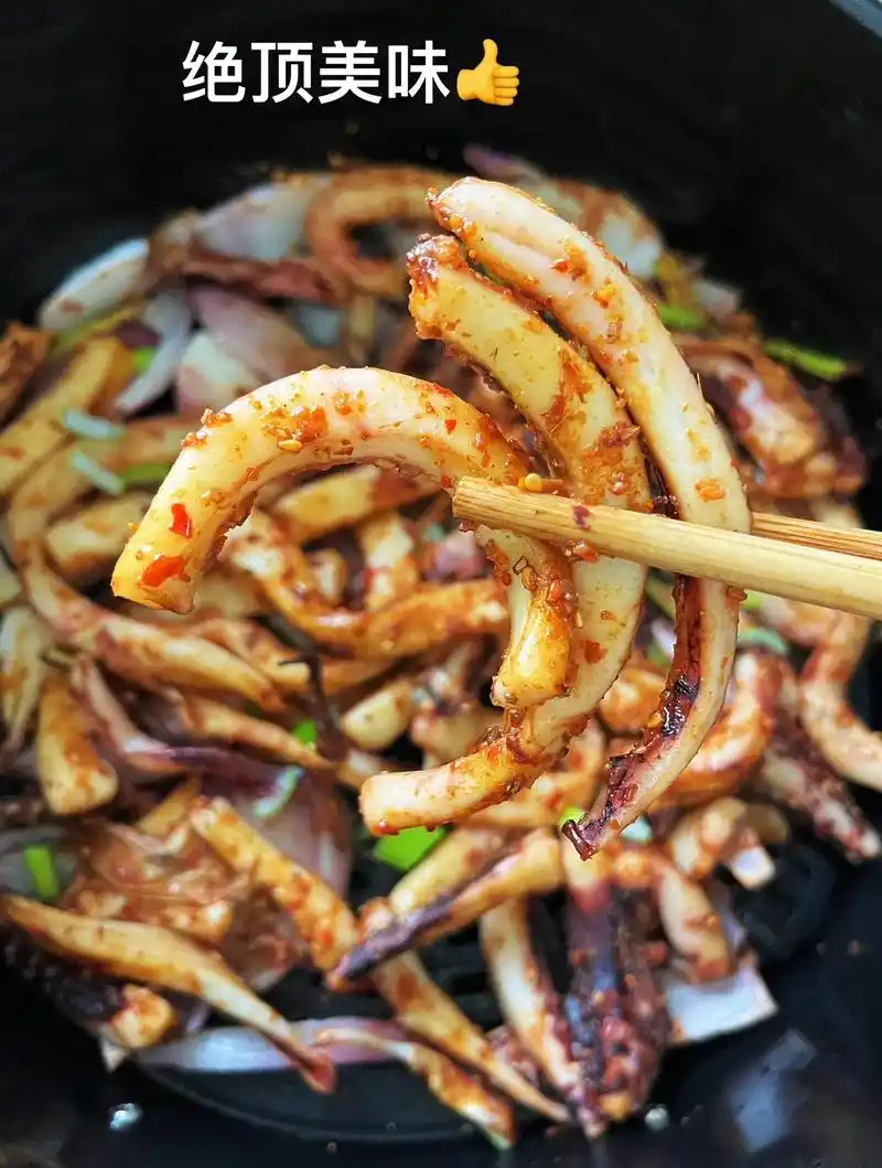 复刻烧烤摊香辣鱿鱼 做法:鱿鱼切条加入葱姜 - 抖音