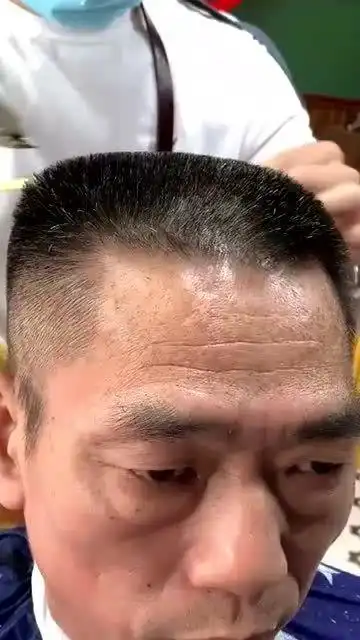 不得不大叔剪平头的手艺,这么多年的回头客,完全靠这把梳子