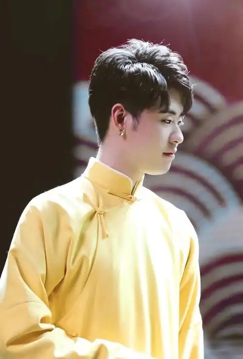 奶黄包张云雷——手机壁纸背景