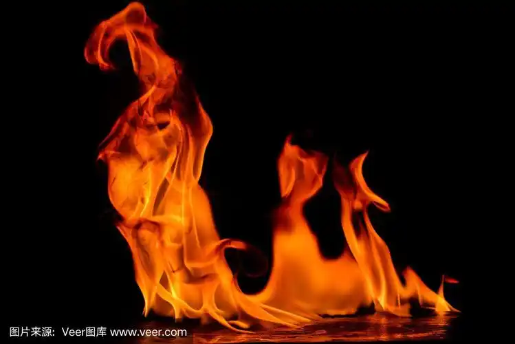 美丽的火焰在黑色的背景.