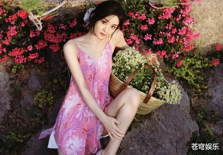 原创赵丽颖七夕美照穿樱粉吊带裙好少女见到她身材我成柠檬精