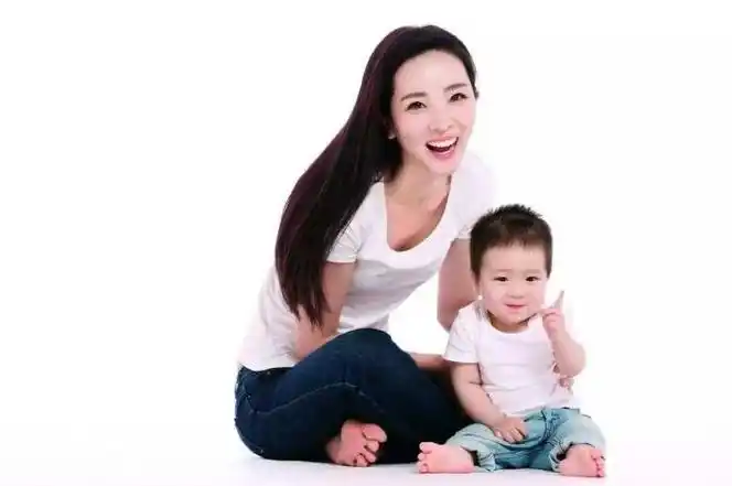 著名主持人李思思的老公是谁嫁65岁的老公魏文斌吗