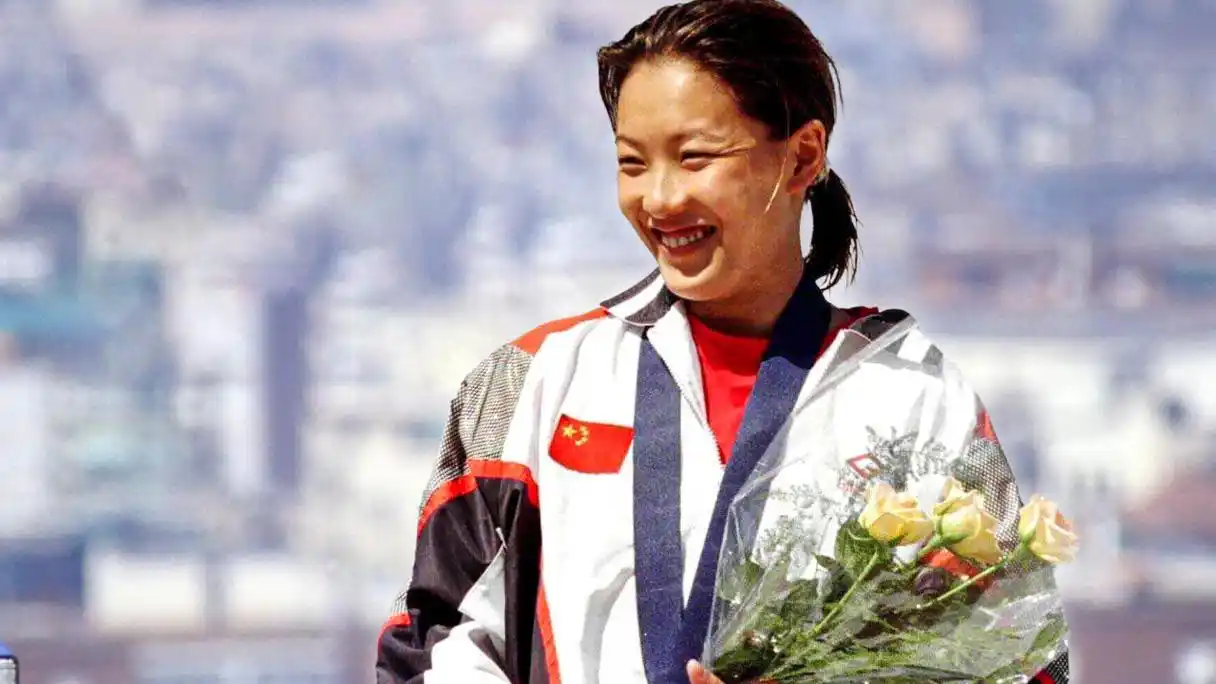 前浪| 伏明霞用5年时间,从教练眼里的"朽木"成为最年轻的世界冠军