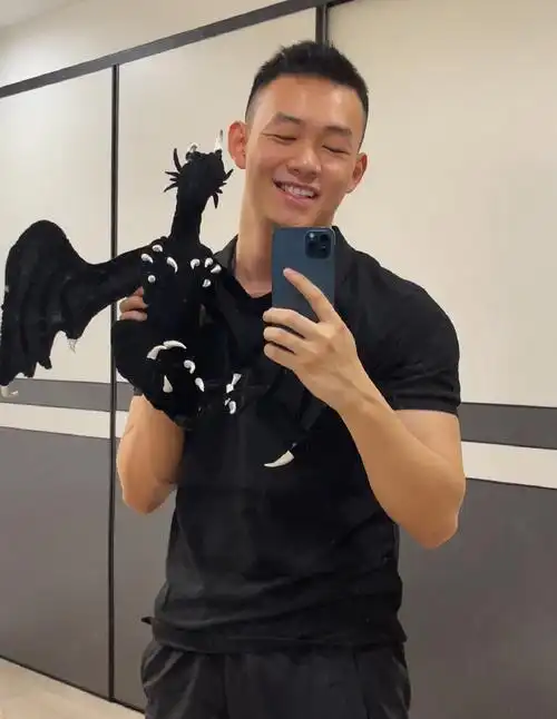 痞帅小伙爱健身撸铁塑造出匀称好身材肌肉线条刚刚好