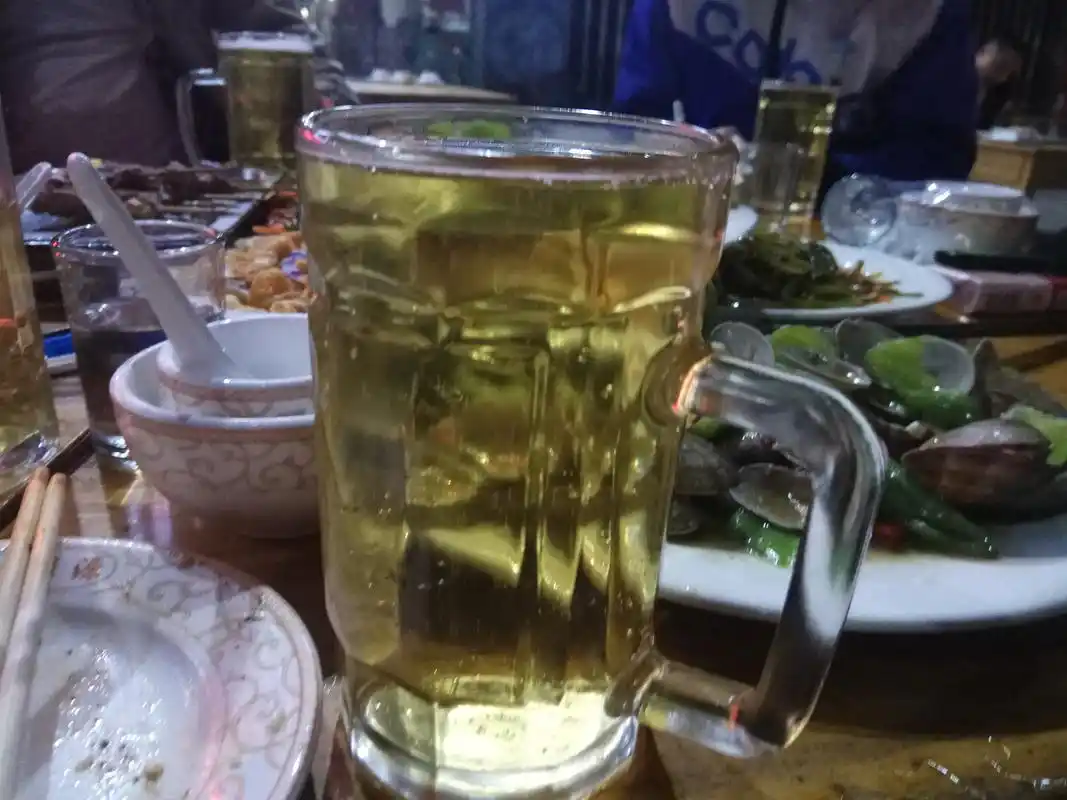 烧烤摊上用扎啤杯,1小时喝10瓶啤酒,只因山东人喝酒有这规矩