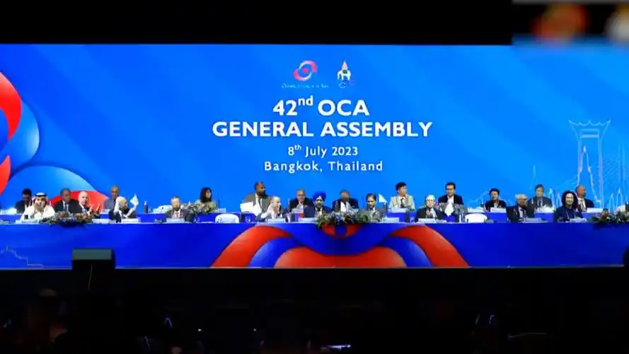 哈尔滨获得2025年第九届亚洲冬季运动会举办权 现场众人挥舞国旗