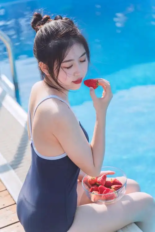 草莓味死库水泳衣