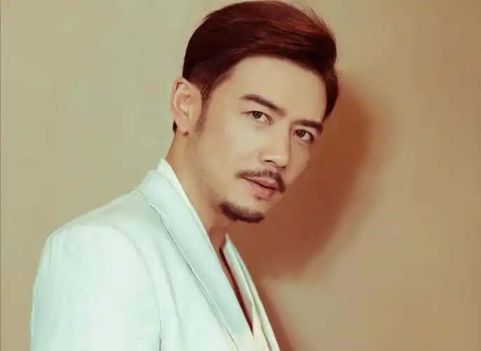 杨烁"出轨"风波后现身,黑衣黑帽全副武装,举止随意不受影响