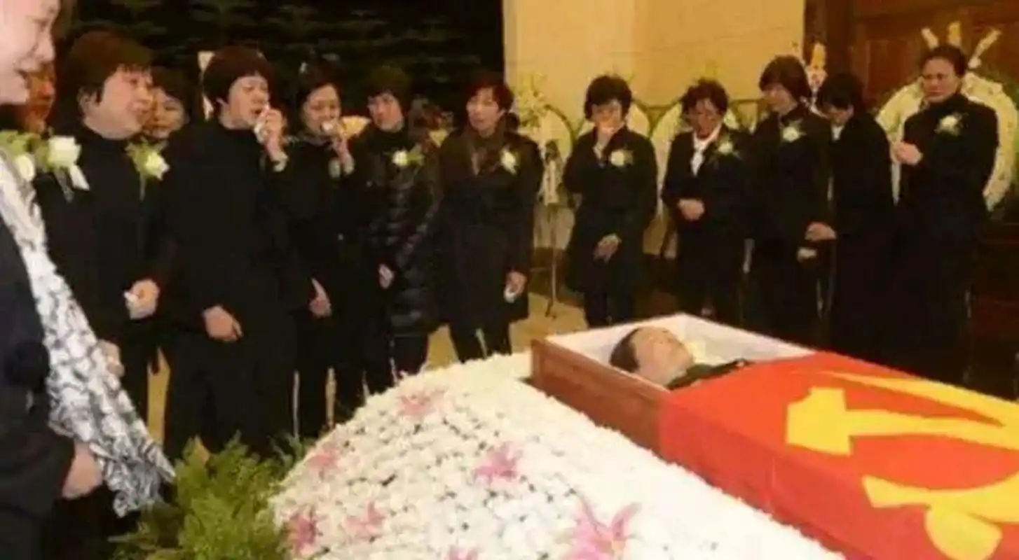 遗体告别仪式现场,五连冠时的老女排队员们全部到达现场,前来给曾经的