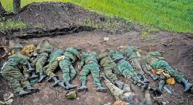 血腥处决叛徒乌军士兵跪成一排被刽子手挨个从背后开枪处决