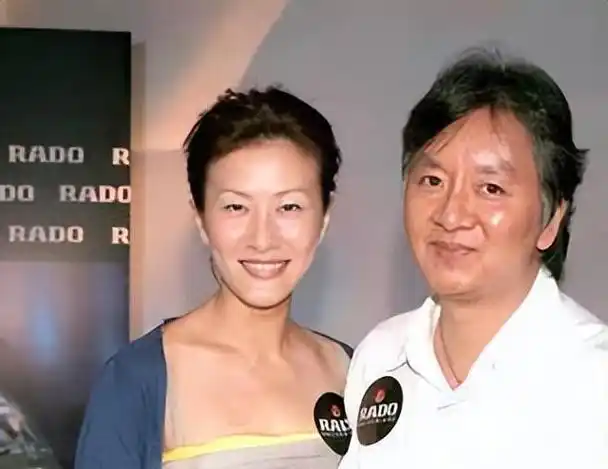 2012年,陈慧珊的老公钟家鸿的公司倒闭了,这让夫妻俩背上了沉重的债务