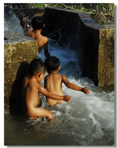 嬉水的娃娃 - 蜂鸟摄影论坛