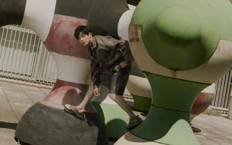 刘昊然帅气街拍高清桌面壁纸