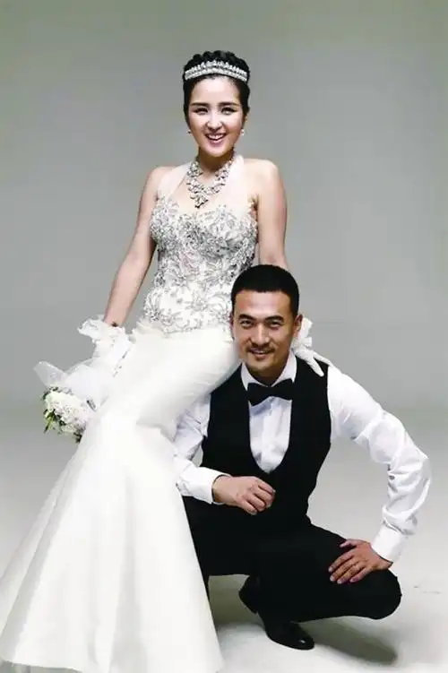 何洁全新婚纱照曝光 甜蜜坐老公肩头(图)