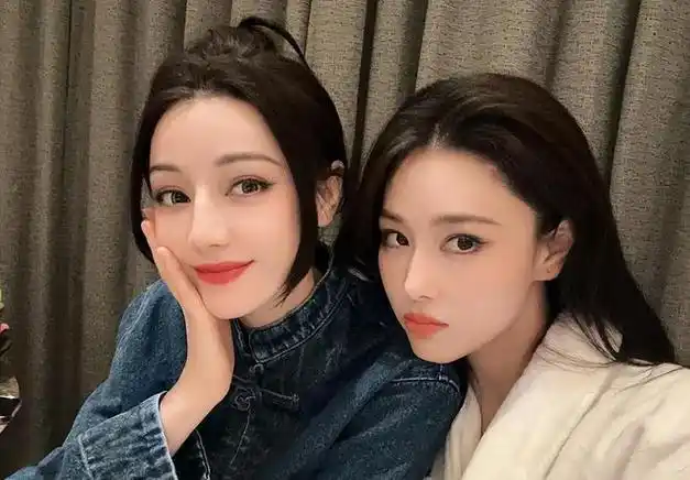 张馨予和迪丽热巴吃下午茶没有硬菜全是炸串臭豆腐等地摊小吃