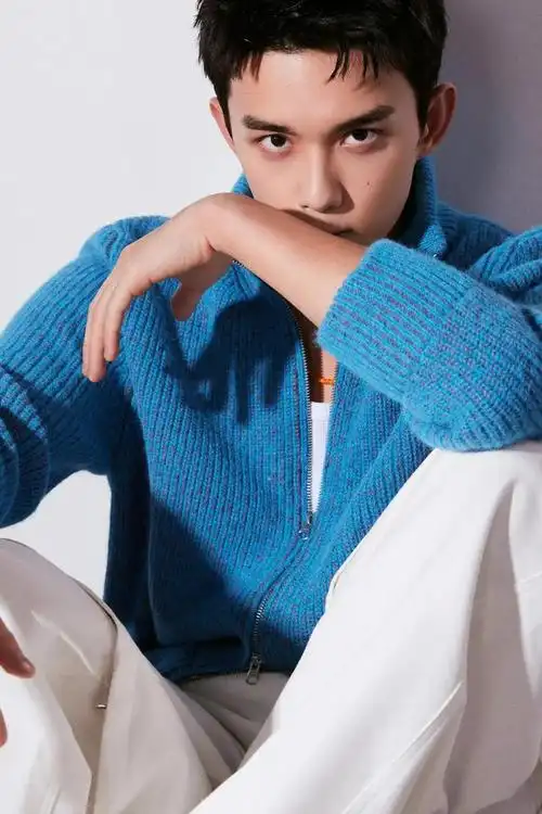 吴磊时尚写真:俊朗帅气,青春男神_网易订阅