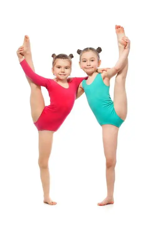 灵活的小女孩体操运动员