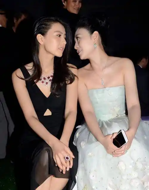 高圆圆和范冰冰同台,气质相差很大,但看上去并不40 _时尚_衣服_魅力