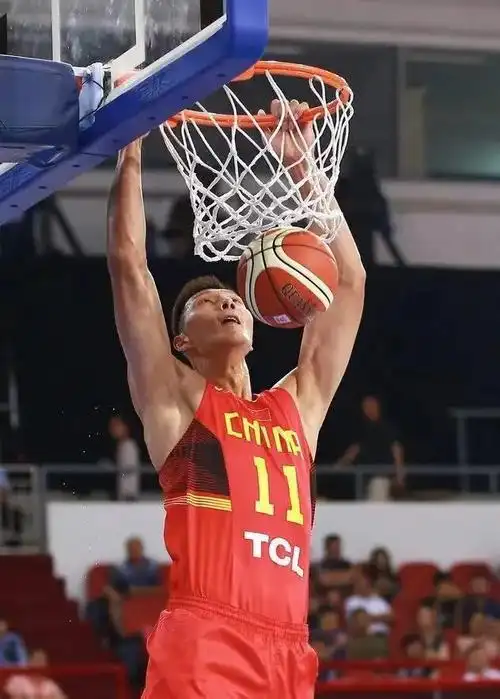 易建联:一段"心路历程"与"荣誉之旅"