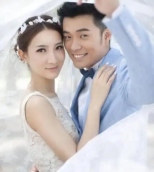 陈赫妻子带女儿韩国旅游夸水质好,女儿皮肤黑牙齿不齐小版张子萱