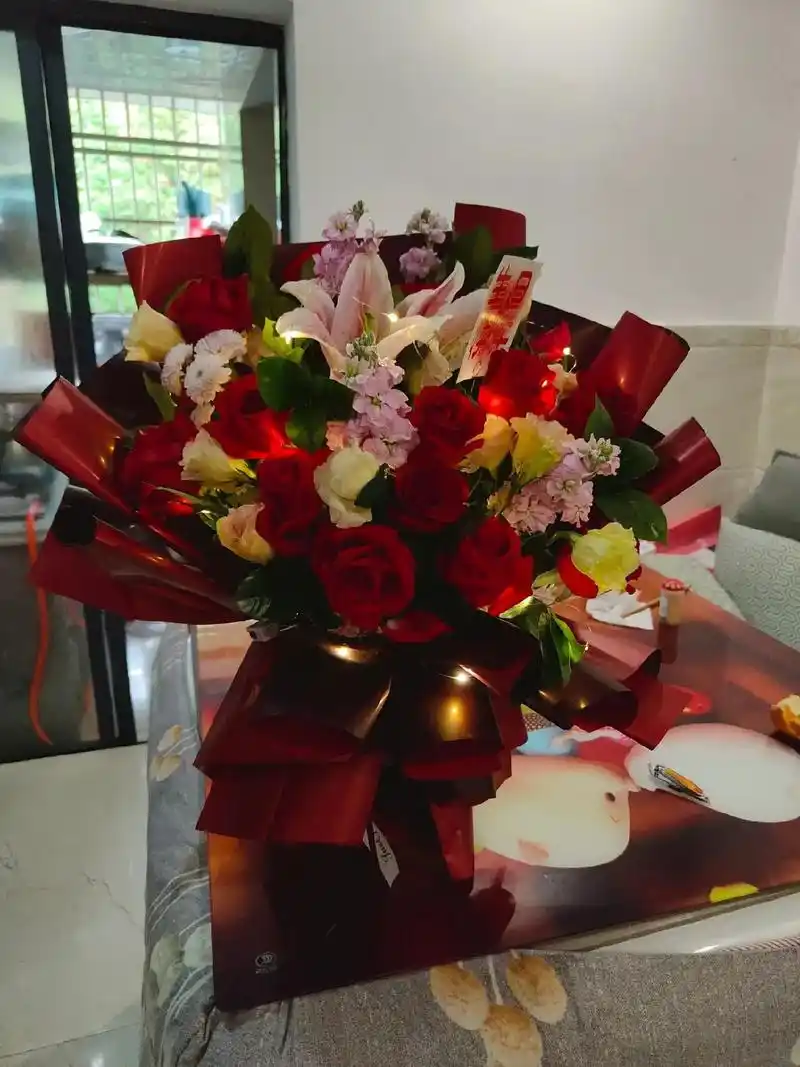 承蒙陈先生的厚爱,下午收到玫瑰花,一束突然而来的玫瑰,一份突 - 抖音