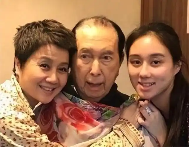 "天选之女"何超欣:赌王最宠爱的女儿,长相酷似利智惹质疑