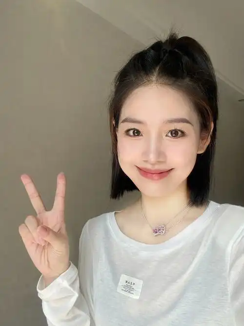 短发半扎高马尾显脸小