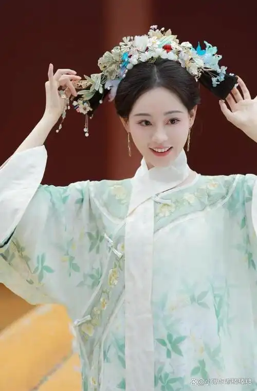 祝绪丹分享清宫古装美照,笑容甜美诱人,宛如在逃格格惹人爱