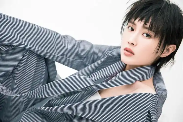 冷面女警唱作歌手尹姝贻完美切换演员与歌手的双重身份