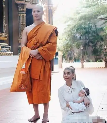 当红10位泰国男星,真实出家和尚照曝光,褪去明星光环变普通僧人