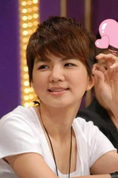 e的成员ella自爆,她曾和某部戏的男主谈过恋爱,交往期间从没被狗仔拍