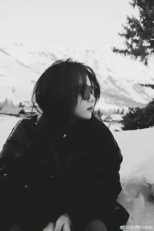 今天是戴墨镜的甜酷女孩谭松韵#谭松韵雪景黑白氛围感随拍