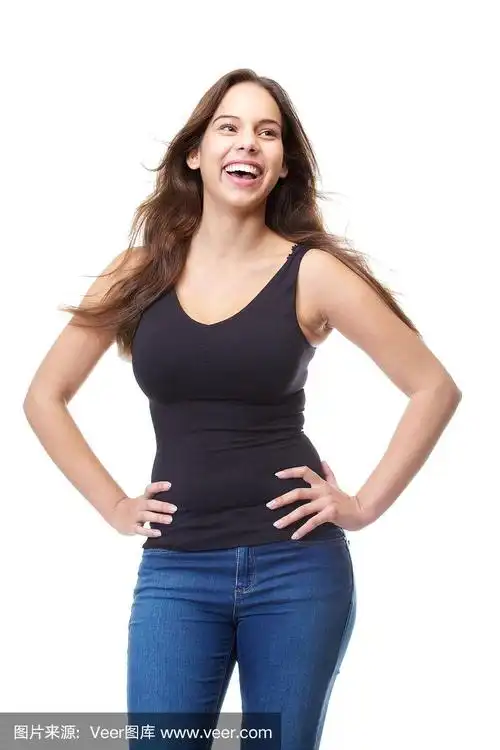 迷人的年轻女子笑着双手叉腰