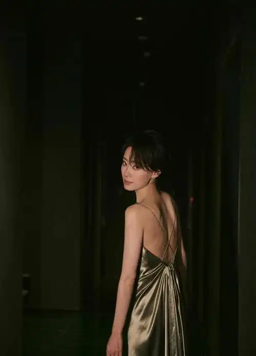 恭喜张小斐是首个85后票房破百亿女演员实至名归