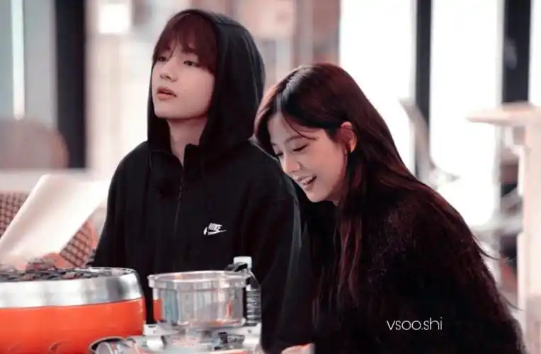 唇角的笑意温暖了金泰亨冷清的线条,站在她面前垂眸看着她,声音平静