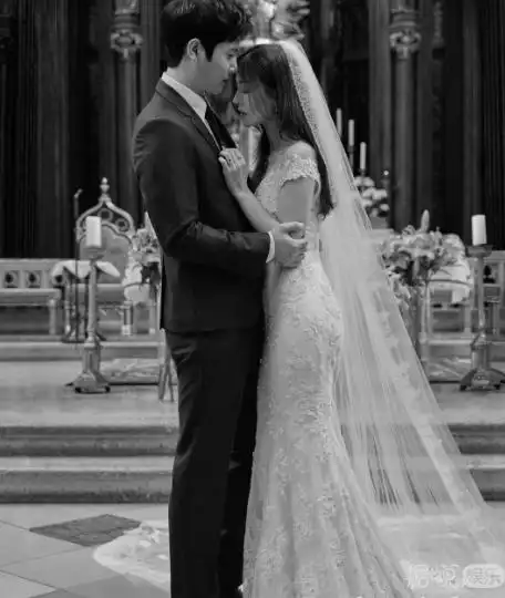 今日,因发表结婚消息而得到众人关注和祝贺的金素妍,李尚禹准