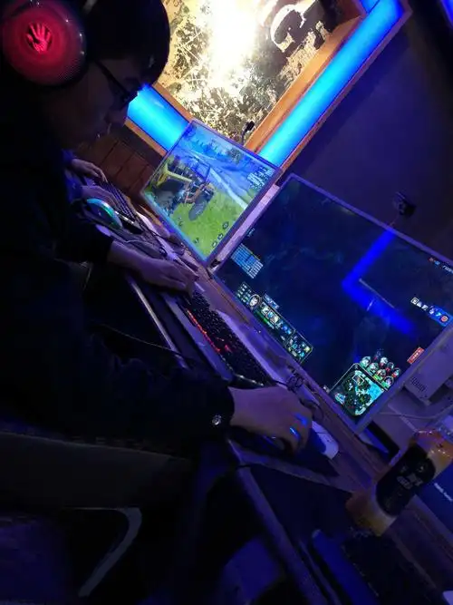 走进网吧坐在一个人的旁边,我不是看你长得帅气,而是因为,我们玩的