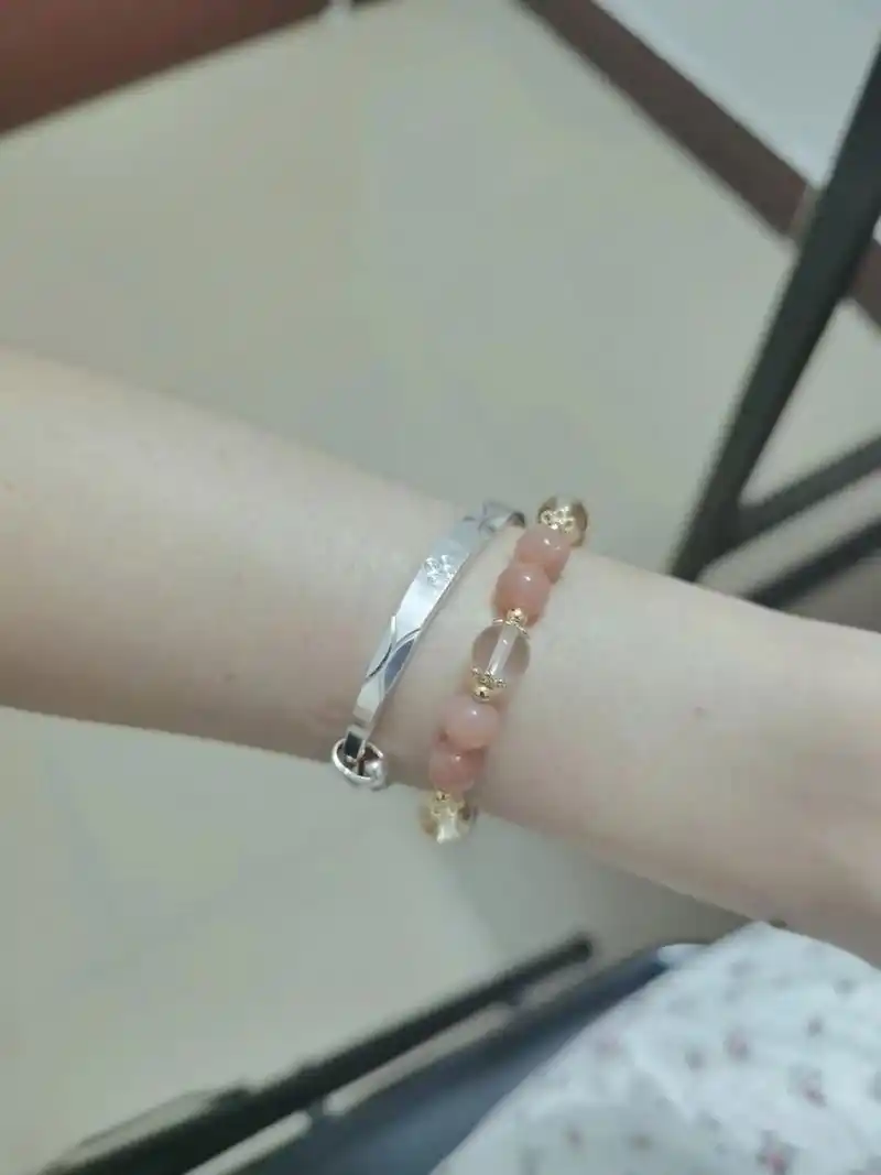 发现银手镯这样叠戴也不错哦 晚上逛小夜市看到的饰品店里买的 手上的